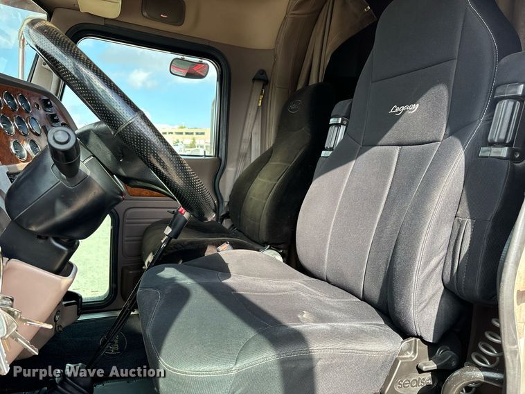 image for item DH8621 2008 Peterbilt 389 semi truck