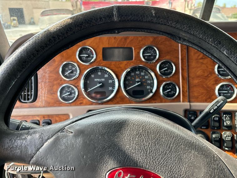 image for item DH8621 2008 Peterbilt 389 semi truck