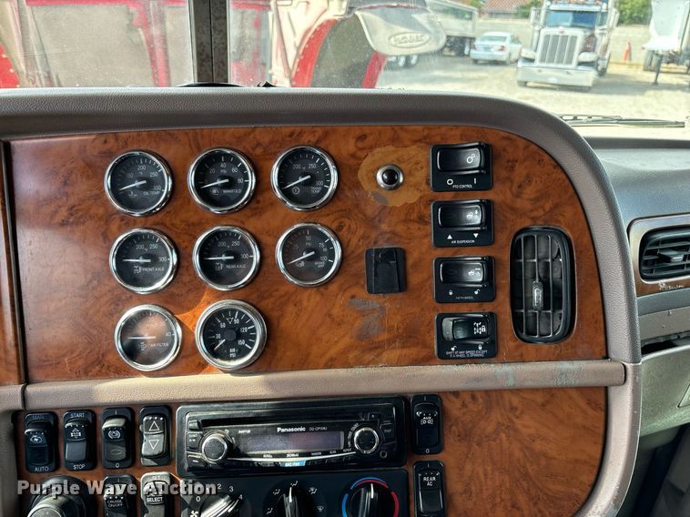 image for item DH8621 2008 Peterbilt 389 semi truck