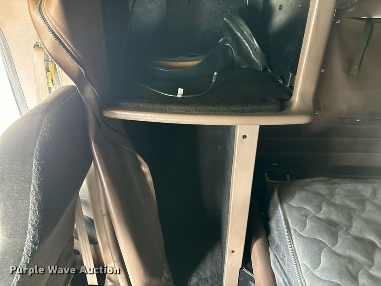 image for item DH8621 2008 Peterbilt 389 semi truck