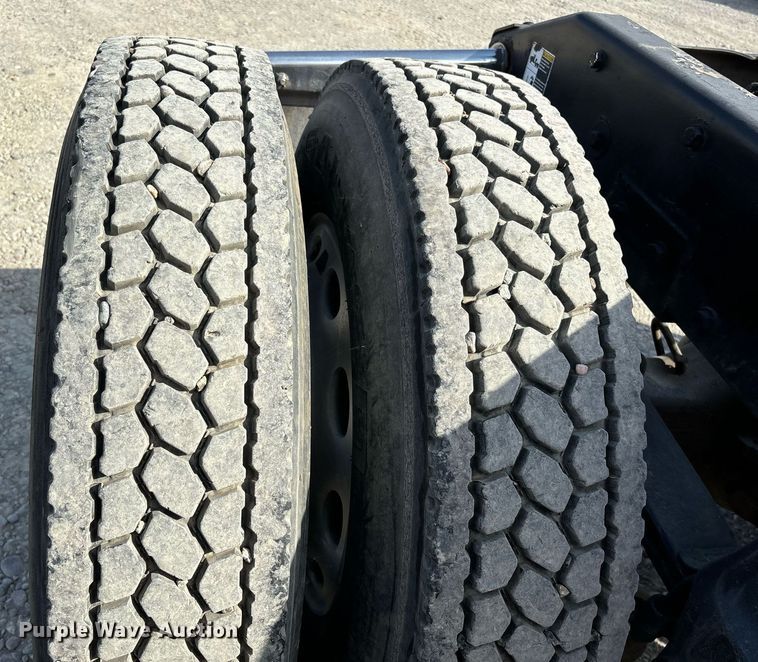 image for item DH8621 2008 Peterbilt 389 semi truck