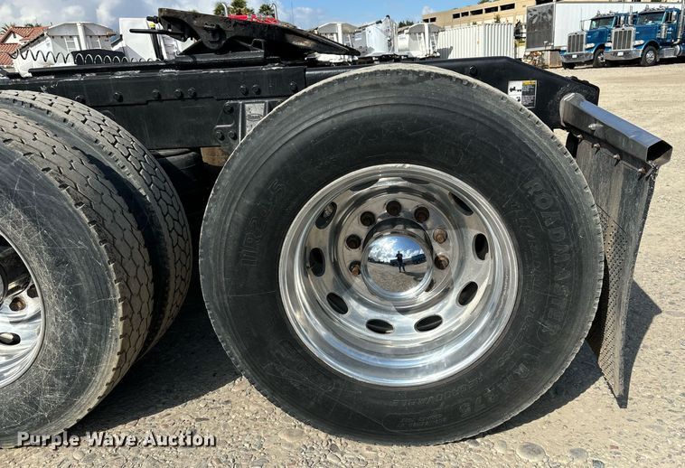 image for item DH8621 2008 Peterbilt 389 semi truck
