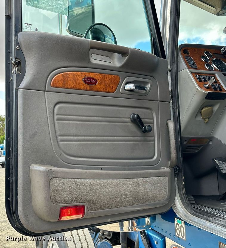 image for item DH8622 2008 Peterbilt 388 semi truck