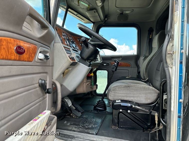 image for item DH8622 2008 Peterbilt 388 semi truck