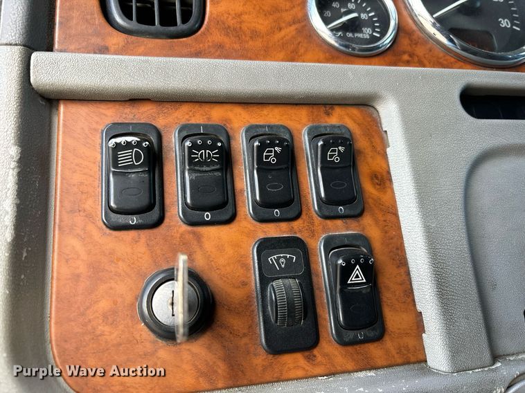 image for item DH8622 2008 Peterbilt 388 semi truck