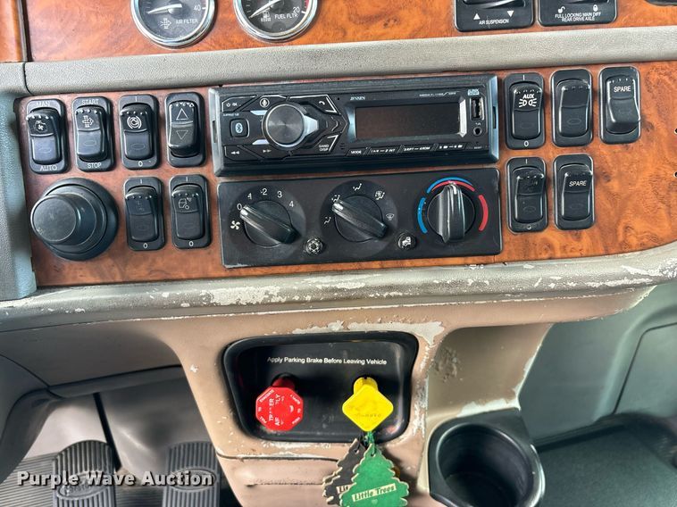 image for item DH8622 2008 Peterbilt 388 semi truck