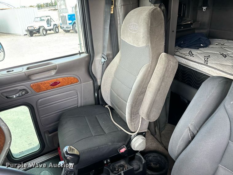 image for item DH8622 2008 Peterbilt 388 semi truck