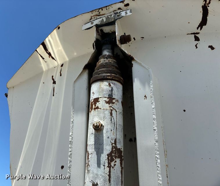 image for item DH8623 1999 American end dump trailer