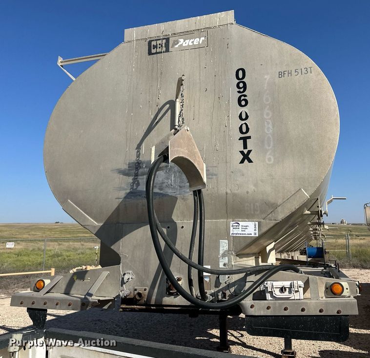 image for item DL0457 2009 CEI Pacer feed delivery trailer