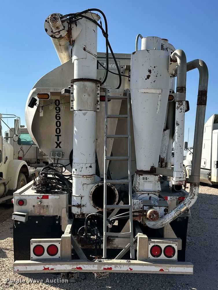 image for item DL0457 2009 CEI Pacer feed delivery trailer