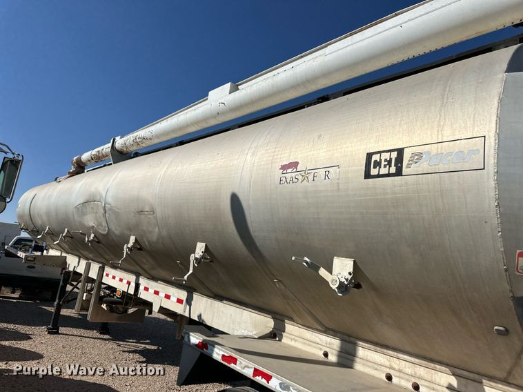 image for item DL0457 2009 CEI Pacer feed delivery trailer