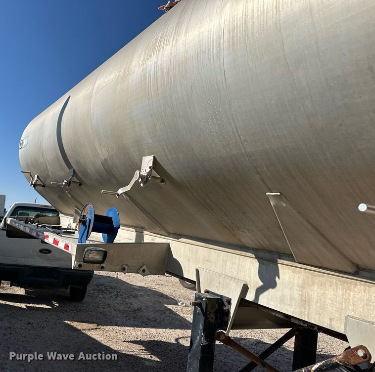 image for item DL0457 2009 CEI Pacer feed delivery trailer