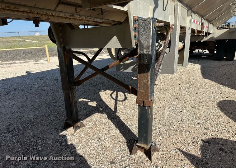 image for item DL0457 2009 CEI Pacer feed delivery trailer