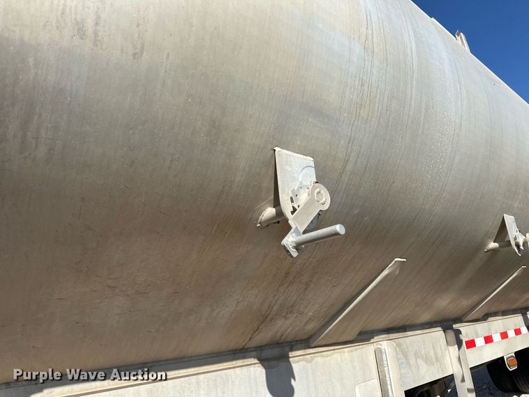 image for item DL0457 2009 CEI Pacer feed delivery trailer