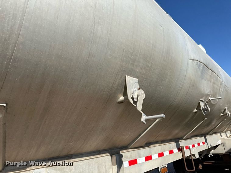 image for item DL0457 2009 CEI Pacer feed delivery trailer