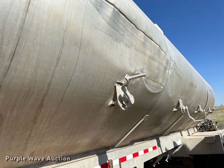 image for item DL0457 2009 CEI Pacer feed delivery trailer