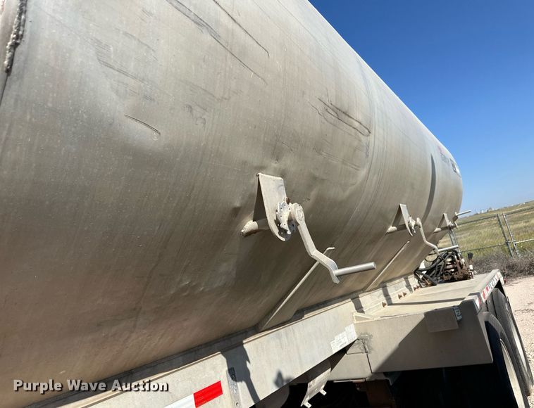 image for item DL0457 2009 CEI Pacer feed delivery trailer