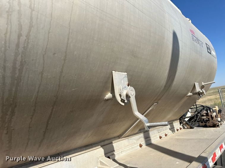 image for item DL0457 2009 CEI Pacer feed delivery trailer