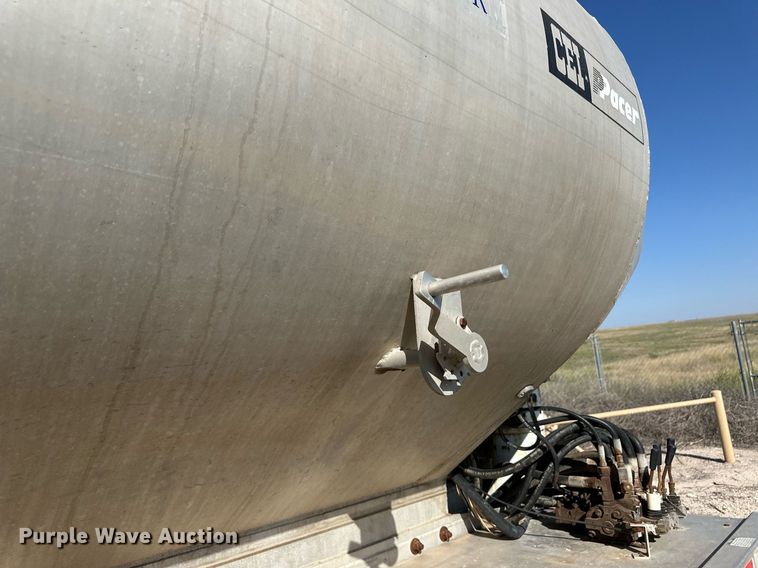 image for item DL0457 2009 CEI Pacer feed delivery trailer