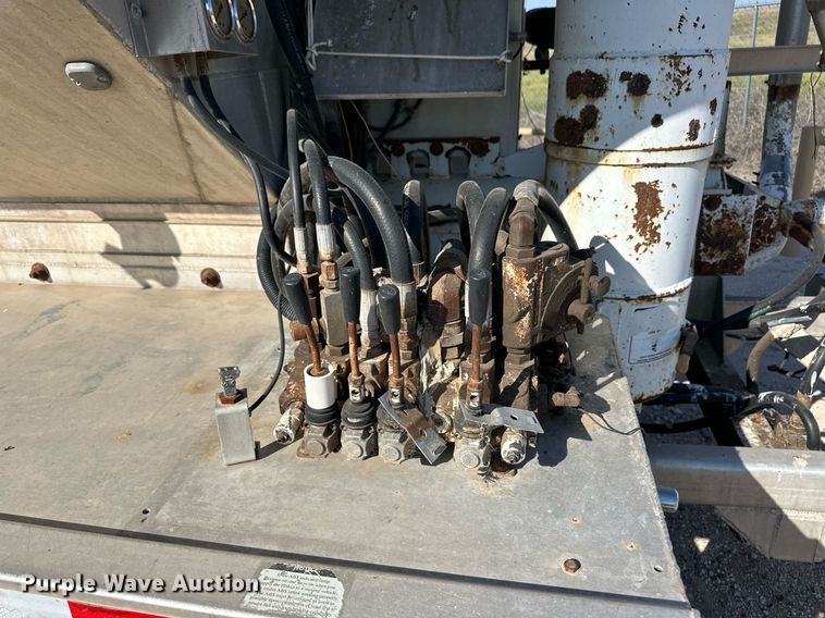 image for item DL0457 2009 CEI Pacer feed delivery trailer