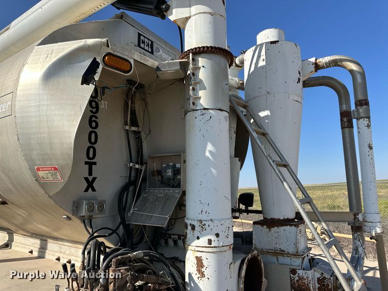 image for item DL0457 2009 CEI Pacer feed delivery trailer