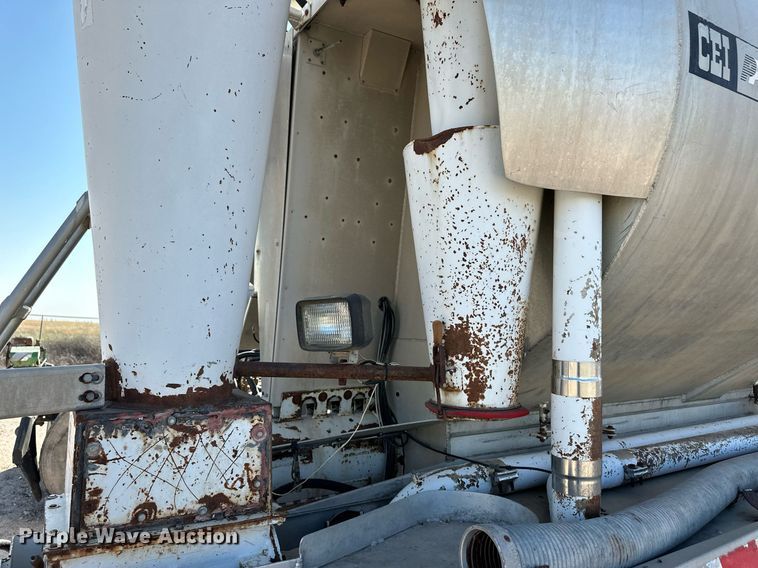 image for item DL0457 2009 CEI Pacer feed delivery trailer