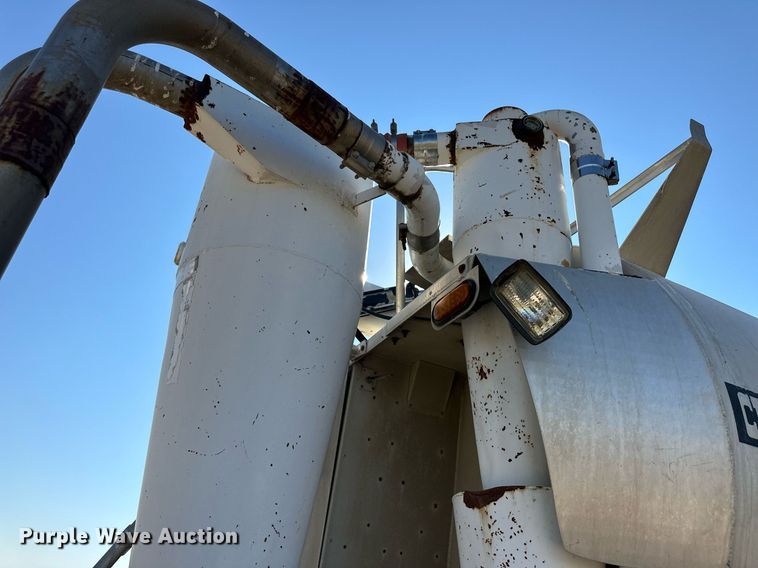 image for item DL0457 2009 CEI Pacer feed delivery trailer