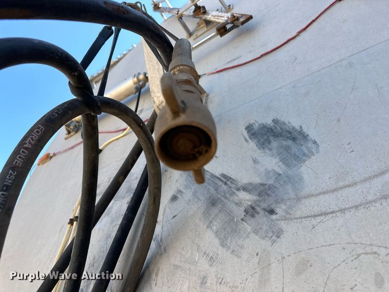 image for item DL0460 2003 Pinson AA81D298FRD7AAA feed delivery trailer