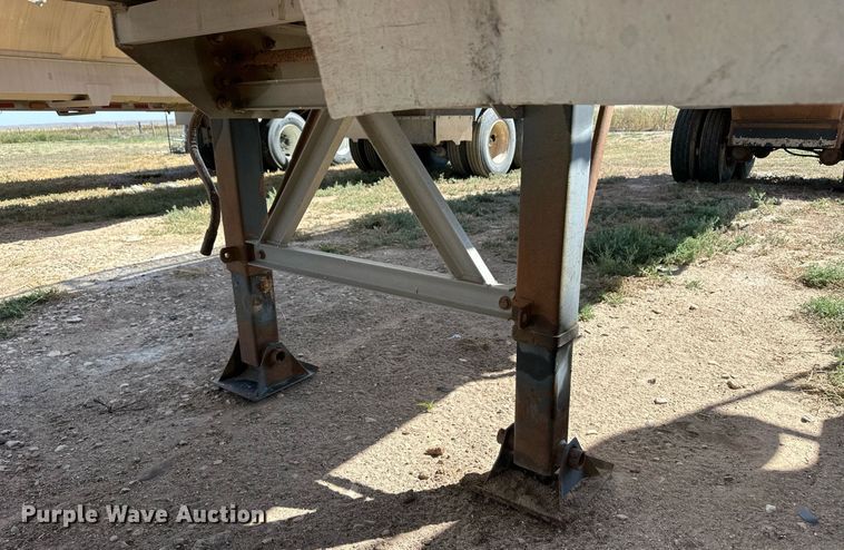 image for item DL0460 2003 Pinson AA81D298FRD7AAA feed delivery trailer