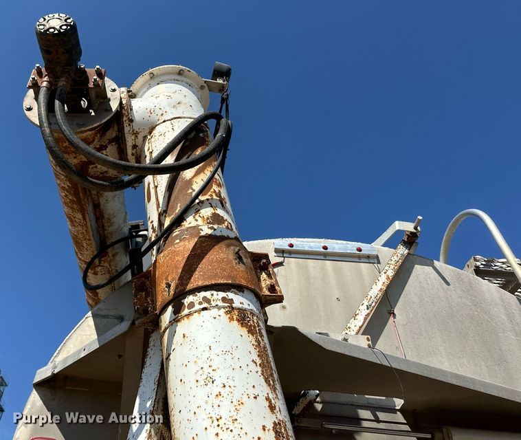 image for item DL0460 2003 Pinson AA81D298FRD7AAA feed delivery trailer