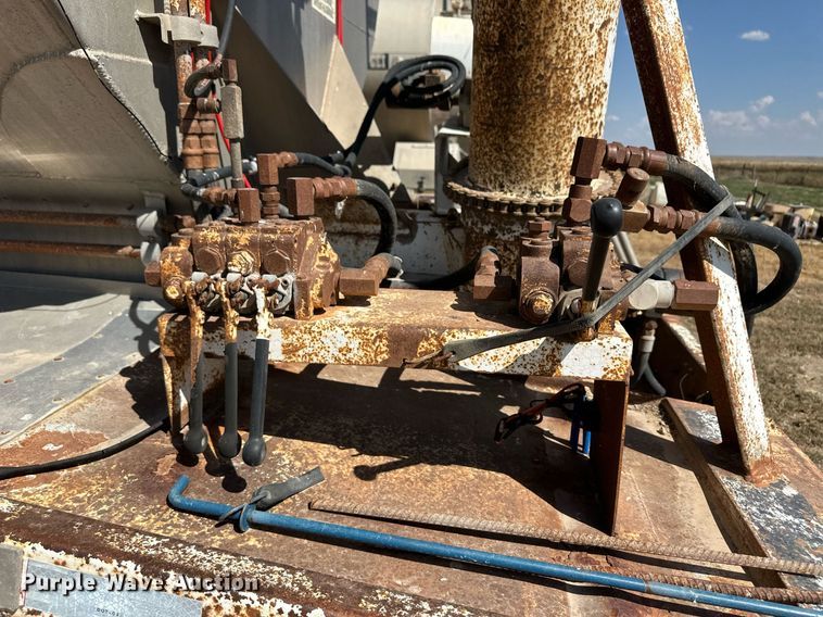 image for item DL0460 2003 Pinson AA81D298FRD7AAA feed delivery trailer