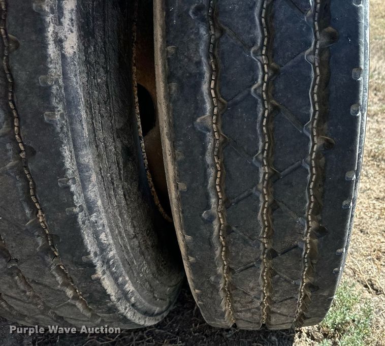 image for item DL0460 2003 Pinson AA81D298FRD7AAA feed delivery trailer