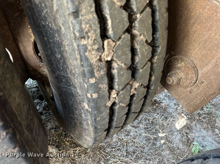 image for item DL0460 2003 Pinson AA81D298FRD7AAA feed delivery trailer