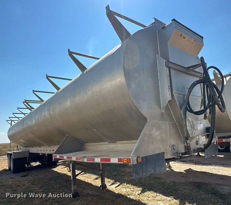 image for item DL0461 2004 CEI Pacer AT35L feed delivery trailer