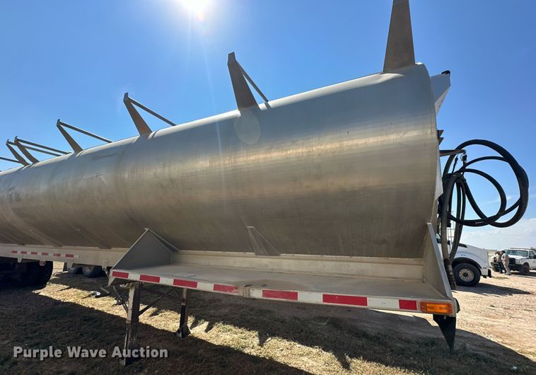 image for item DL0461 2004 CEI Pacer AT35L feed delivery trailer