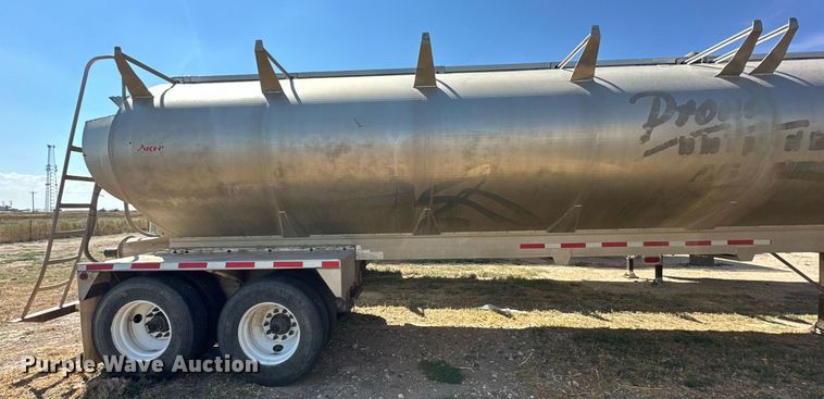 image for item DL0461 2004 CEI Pacer AT35L feed delivery trailer