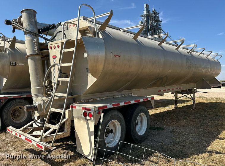 image for item DL0461 2004 CEI Pacer AT35L feed delivery trailer