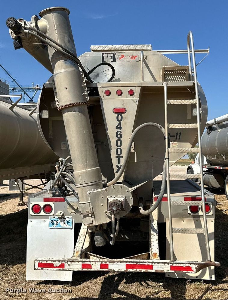 image for item DL0461 2004 CEI Pacer AT35L feed delivery trailer