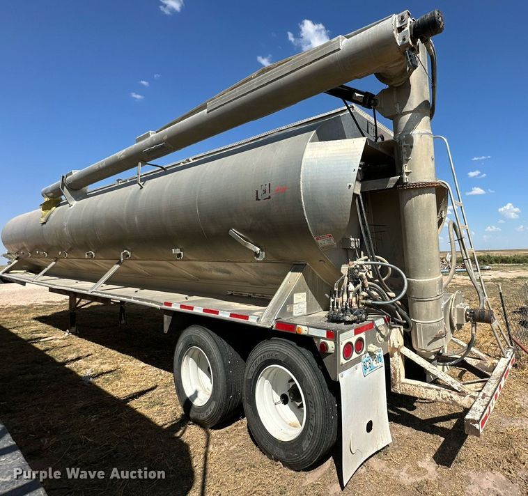 image for item DL0461 2004 CEI Pacer AT35L feed delivery trailer