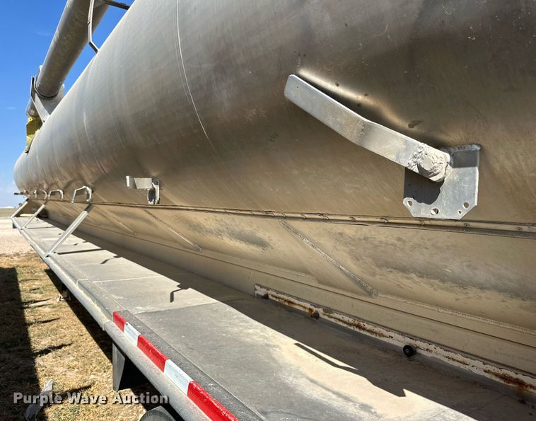 image for item DL0461 2004 CEI Pacer AT35L feed delivery trailer