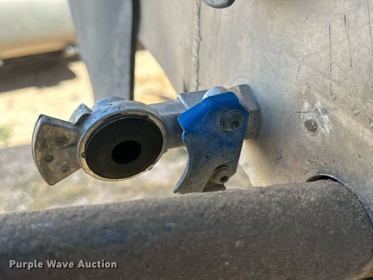 image for item DL0461 2004 CEI Pacer AT35L feed delivery trailer