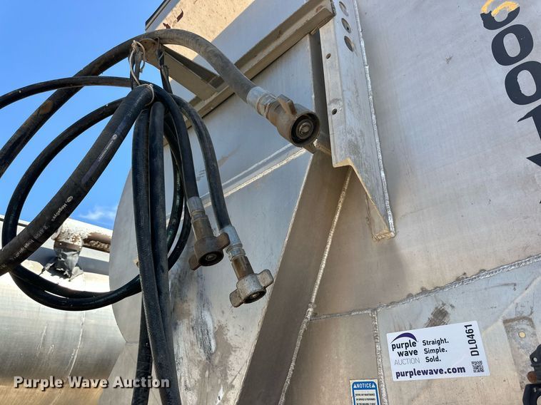 image for item DL0461 2004 CEI Pacer AT35L feed delivery trailer