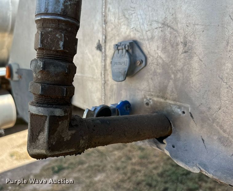 image for item DL0461 2004 CEI Pacer AT35L feed delivery trailer