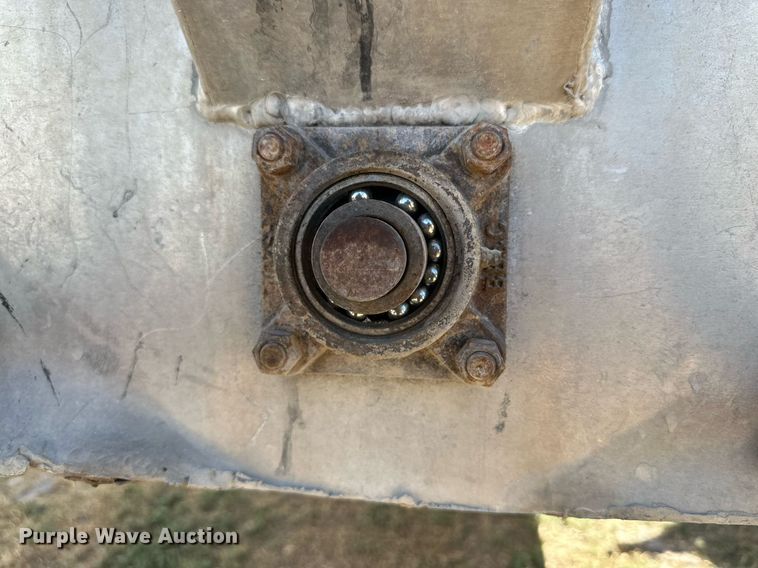 image for item DL0461 2004 CEI Pacer AT35L feed delivery trailer