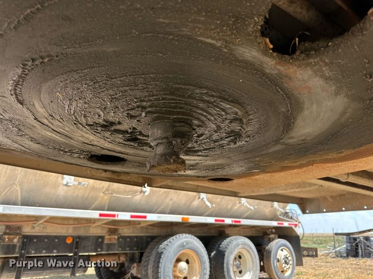 image for item DL0461 2004 CEI Pacer AT35L feed delivery trailer