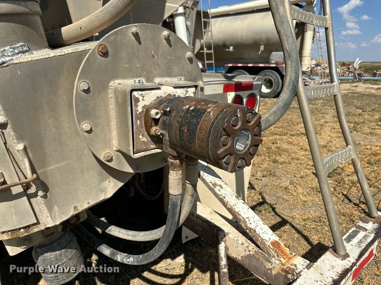 image for item DL0461 2004 CEI Pacer AT35L feed delivery trailer