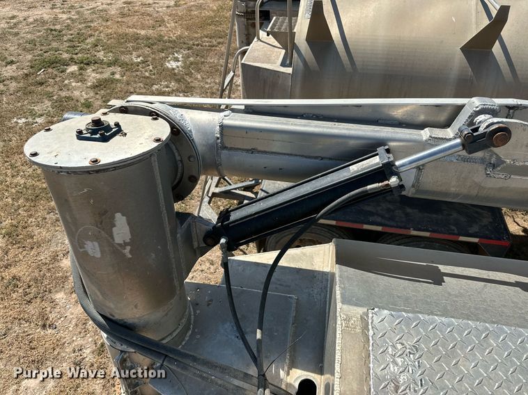 image for item DL0461 2004 CEI Pacer AT35L feed delivery trailer