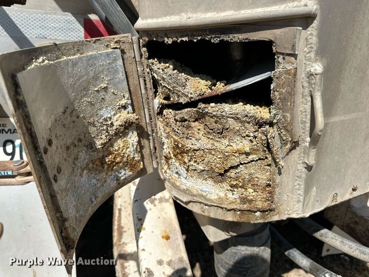 image for item DL0461 2004 CEI Pacer AT35L feed delivery trailer