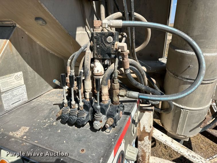 image for item DL0461 2004 CEI Pacer AT35L feed delivery trailer