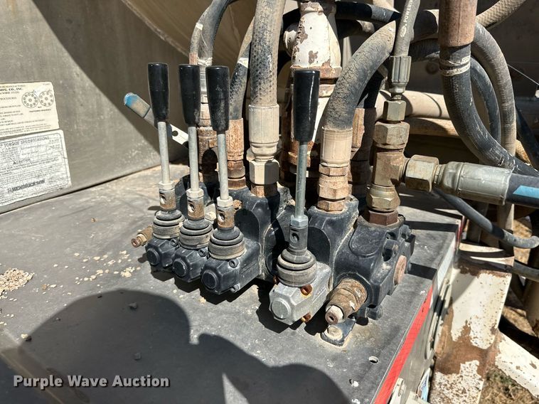 image for item DL0461 2004 CEI Pacer AT35L feed delivery trailer